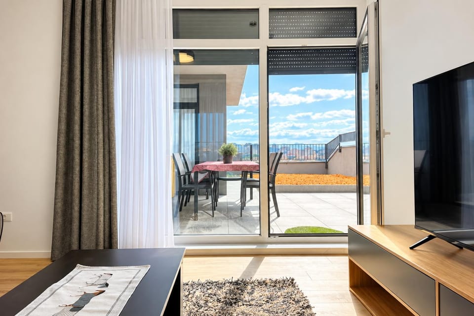 Natural landscape, View (from property/room), Balcony/Terrace, Dining area