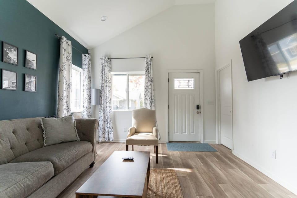 Activities, Library, TV and multimedia, Living room, Seating area