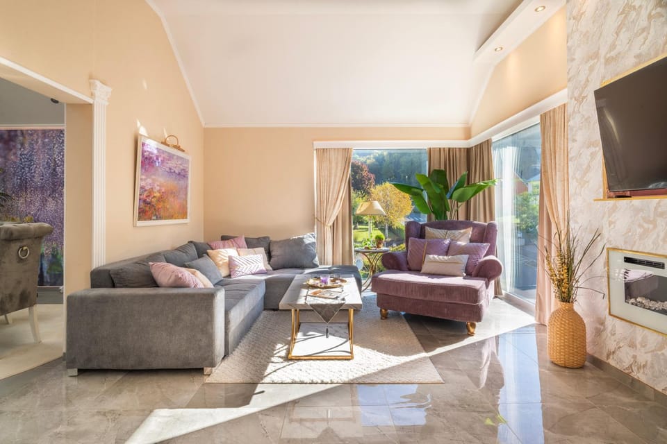 Communal lounge/ TV room, TV and multimedia, Living room, Seating area, Evening entertainment