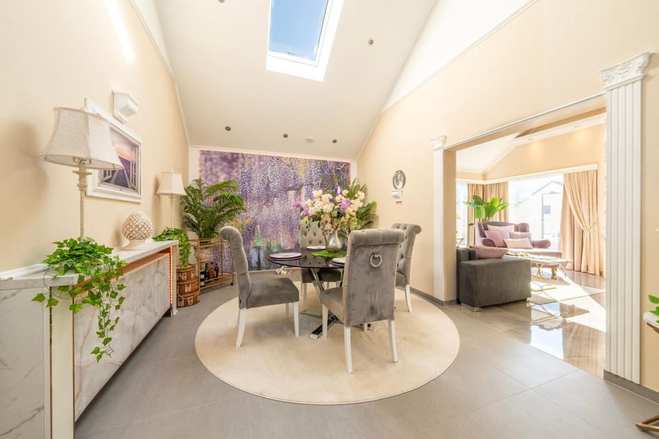 Seating area, Dining area