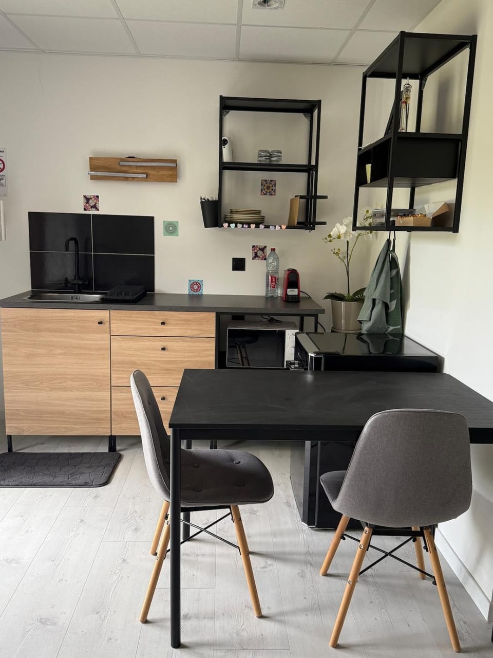 Coffee/tea facilities, Kitchen or kitchenette, Dining area