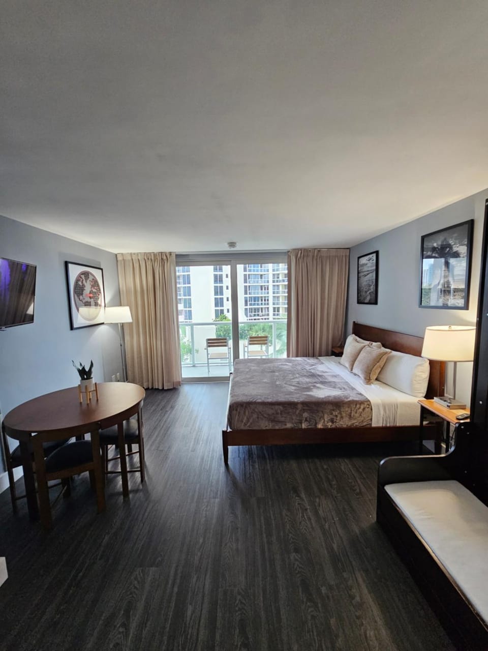 Bed, TV and multimedia, Seating area, Bedroom