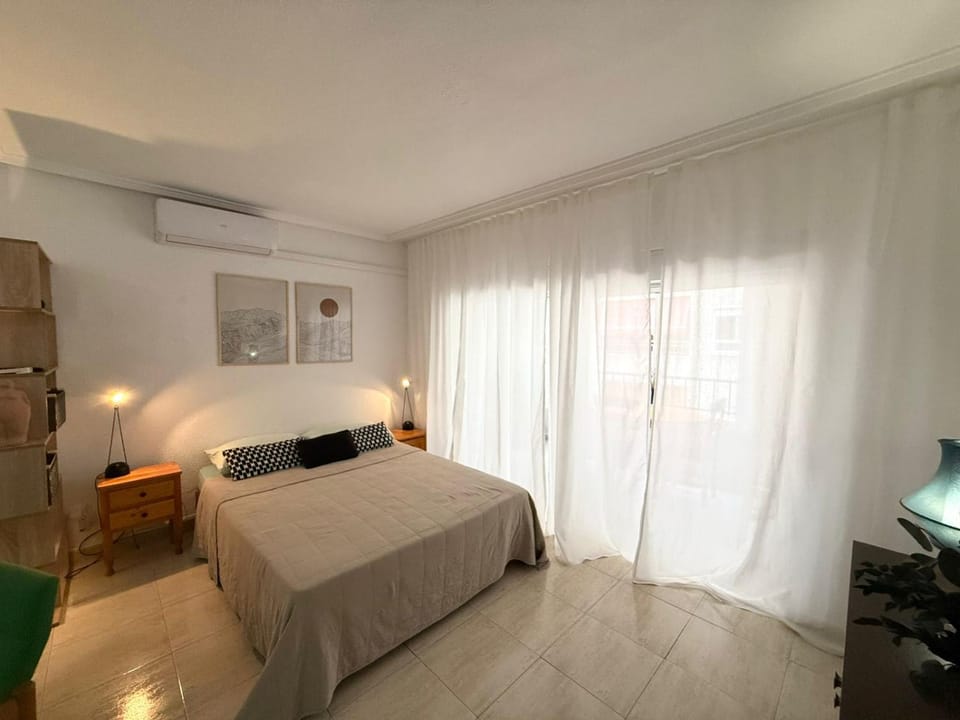 Bed, Living room, Photo of the whole room, Seating area, Bedroom, air conditioner