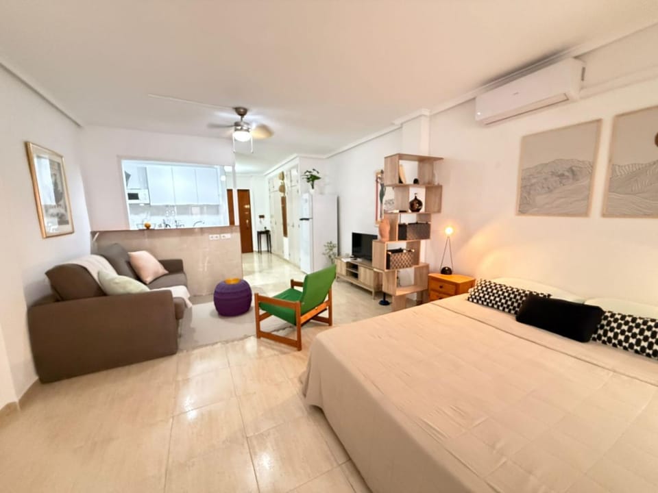 Bed, TV and multimedia, Living room, Photo of the whole room, Seating area, Bedroom, air conditioner