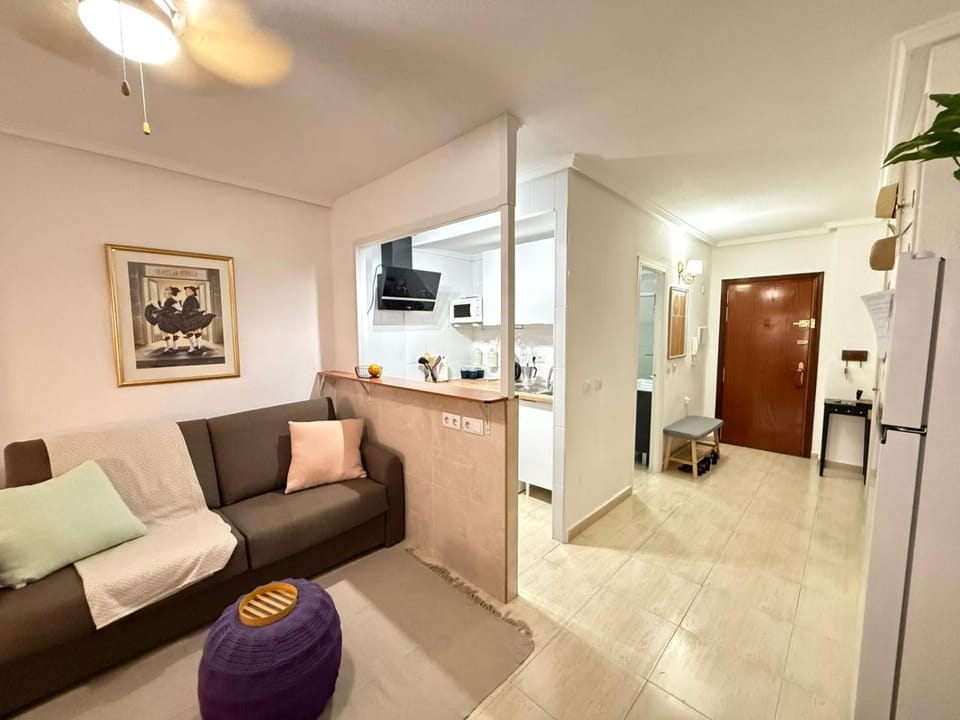 Kitchen or kitchenette, Living room, Seating area, Dining area, oven