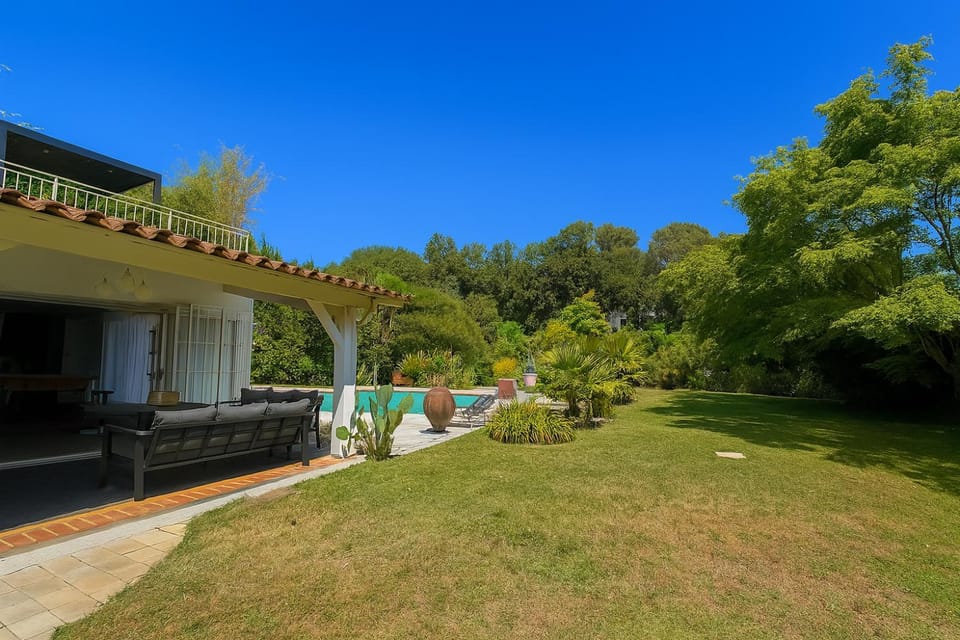 Le Clos du Roc d'Azur Suite climatisée , terrasses privées, piscine, parking sécurisé Apartment in Roquefort-les-Pins