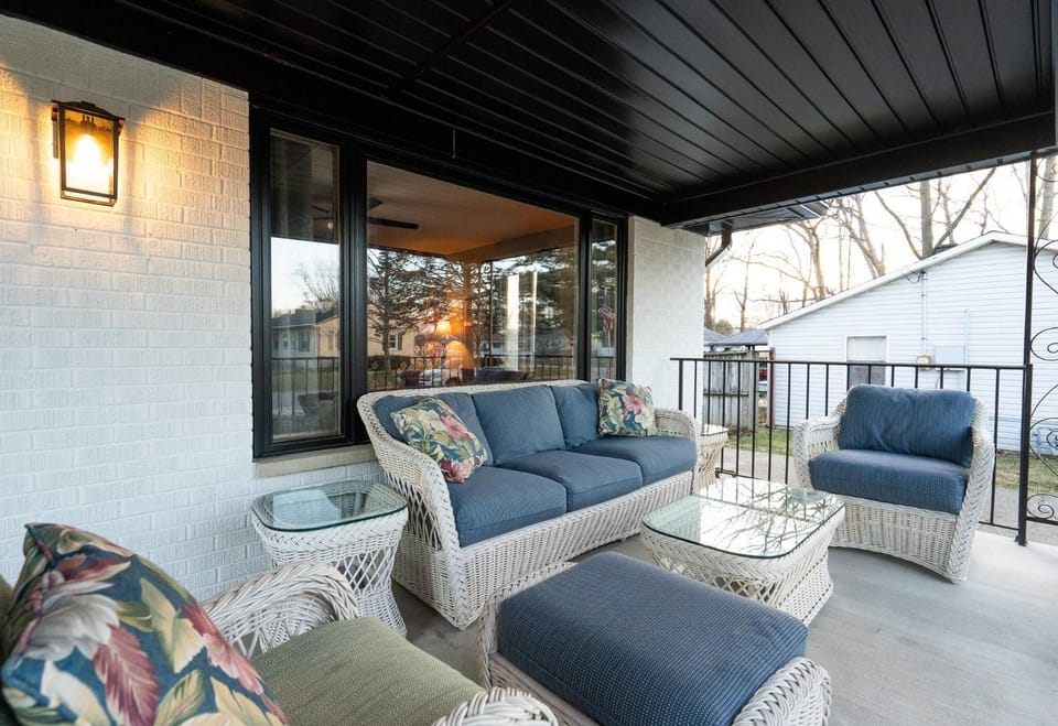 Patio, Neighbourhood, Living room, Seating area
