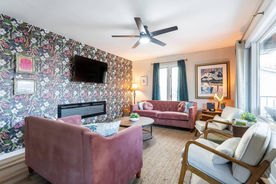 TV and multimedia, Living room, Seating area, fireplace