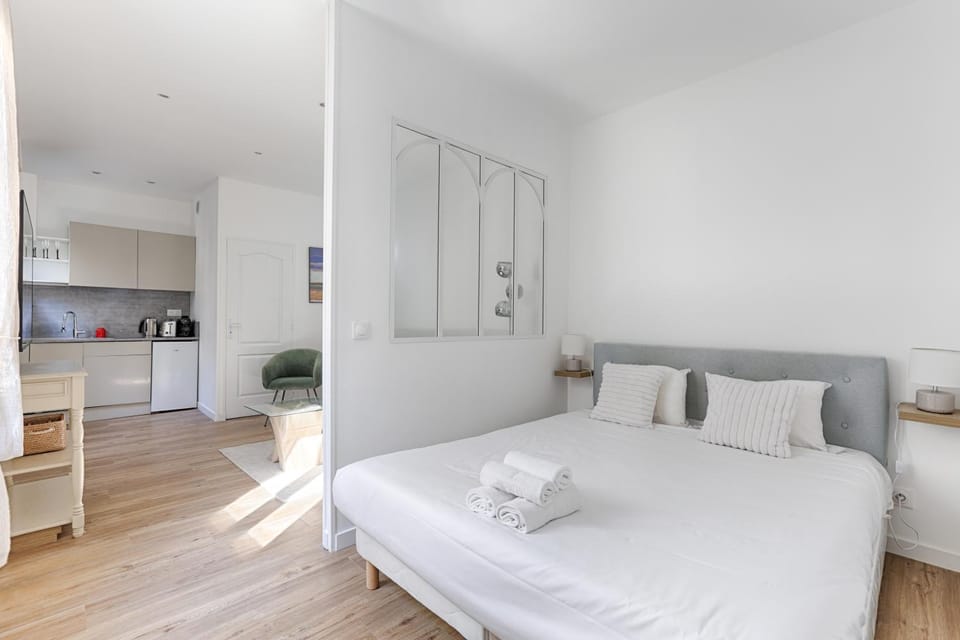 Photo of the whole room, Bedroom