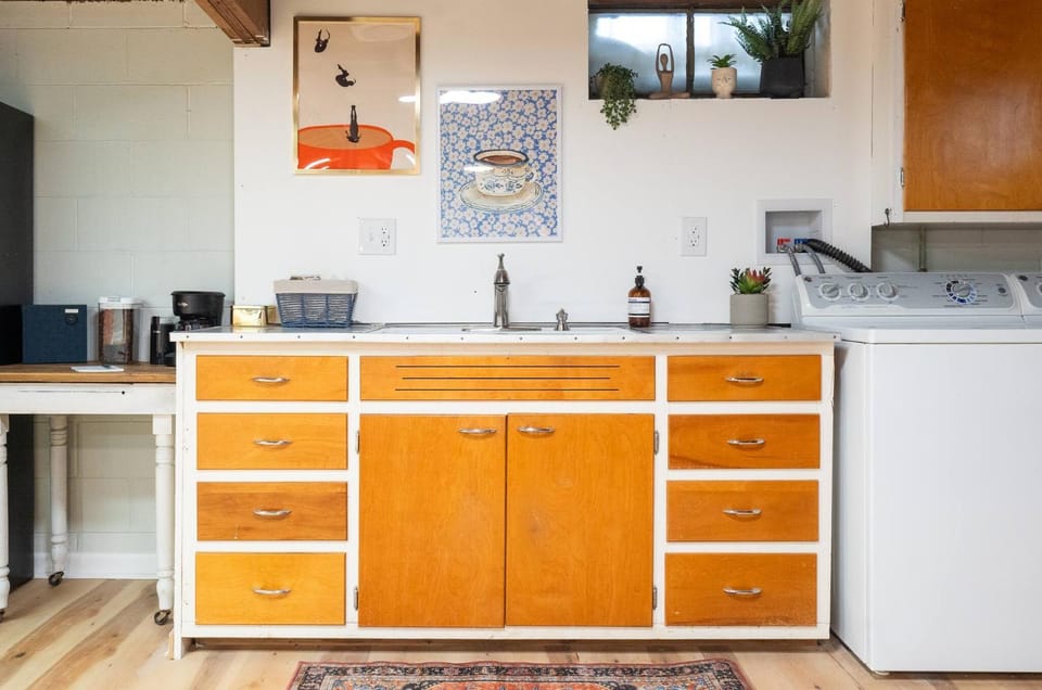 Coffee/tea facilities, Kitchen or kitchenette, Dining area, dishwasher, laundry, washing machine, dryer, kitchen