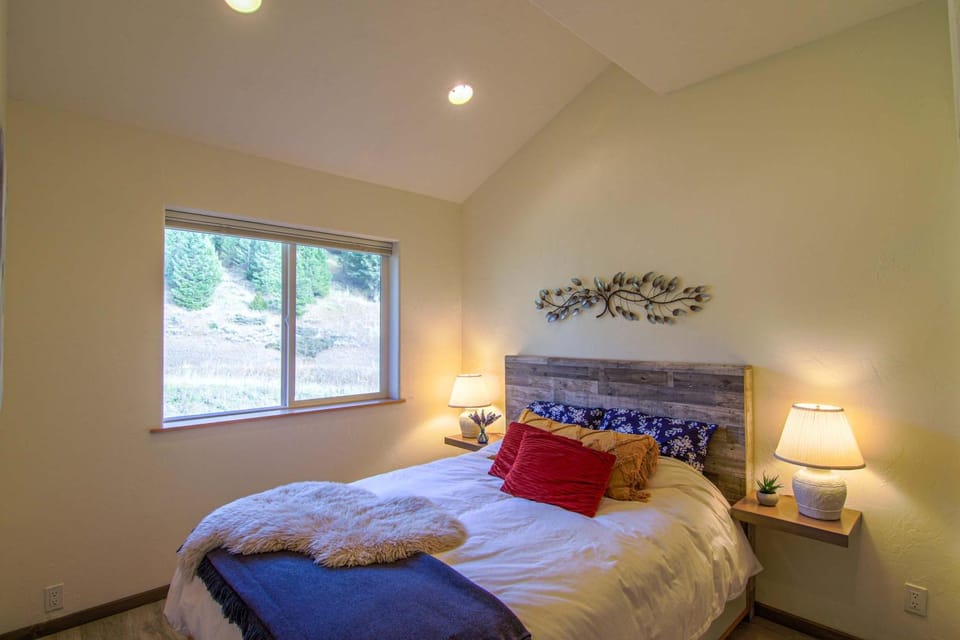 Big Sky Basecamp Walk to Trails + Private Patio House in Big Sky
