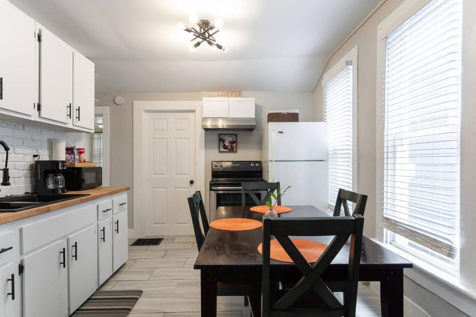 Kitchen or kitchenette, Dining area, kitchen