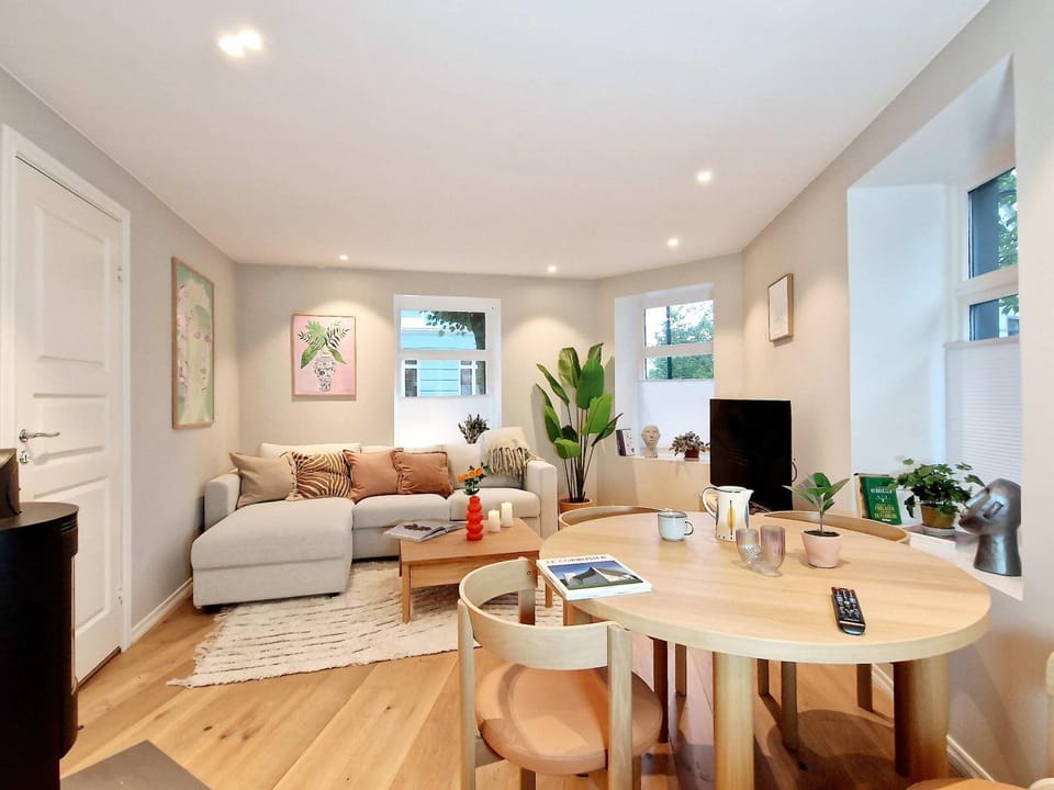 King Bed Renovated and Cozy Near Bryggen House in Bergen