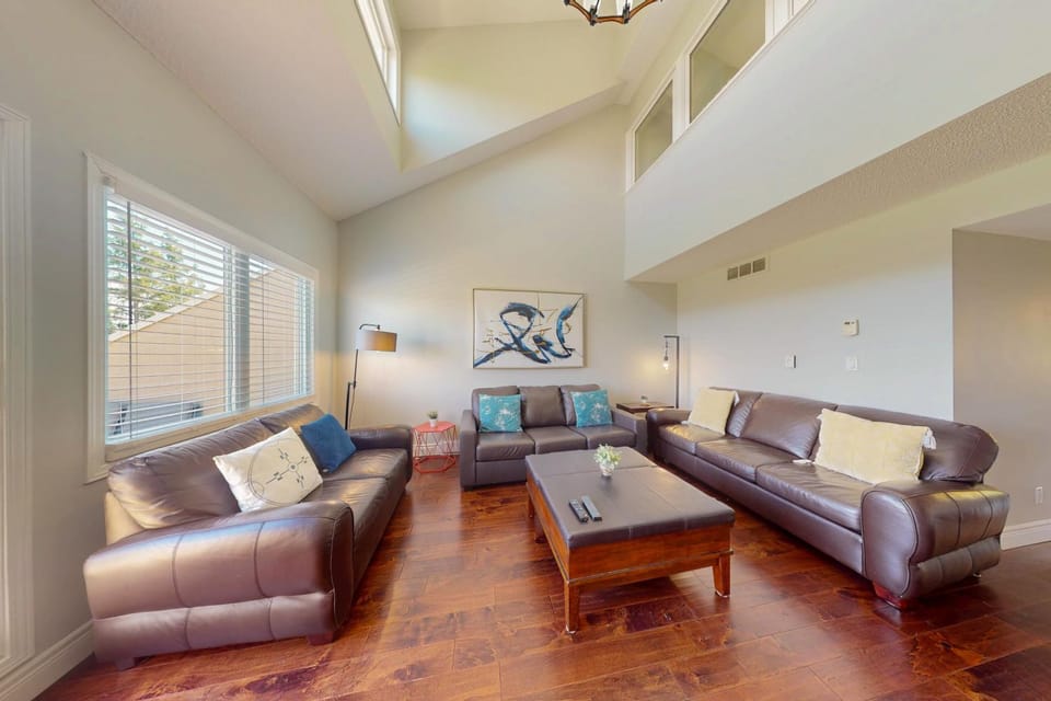 3BDR Retreat, Sauna + Golf Course/Mountain Views Apartment in Grey Highlands