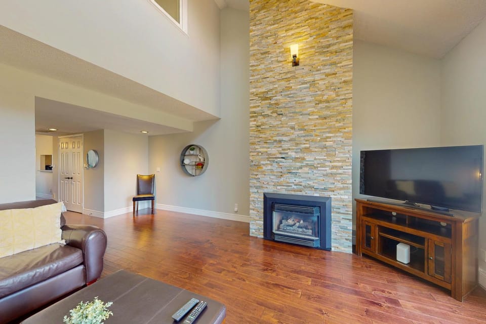 3BDR Retreat, Sauna + Golf Course/Mountain Views Apartment in Grey Highlands