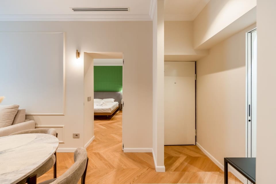 Bed, TV and multimedia, Living room, Photo of the whole room, Seating area, Bedroom, wardrobe