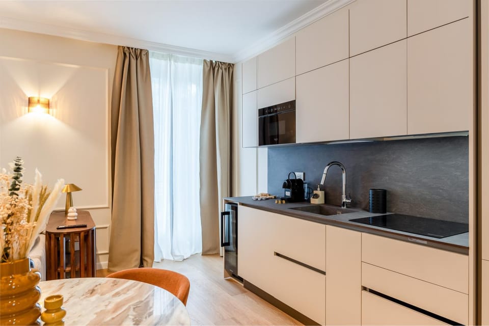 TV and multimedia, Coffee/tea facilities, Kitchen or kitchenette, Photo of the whole room