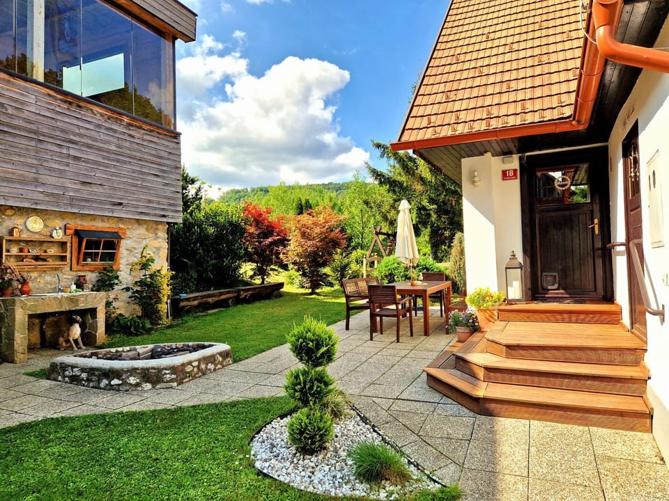 Property building, Patio, Day, Natural landscape, Garden, Balcony/Terrace, Garden view