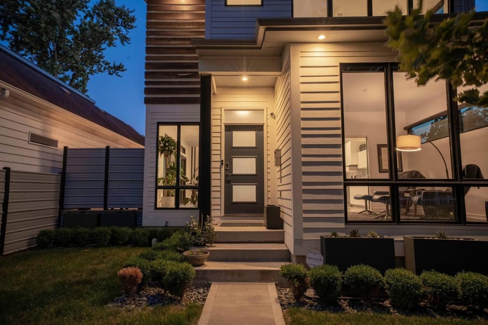 Property building, Facade/entrance, Neighbourhood, City view