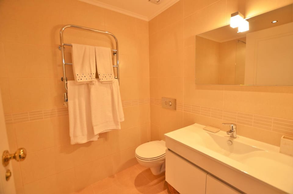 Shower, Toilet, Bathroom, towels