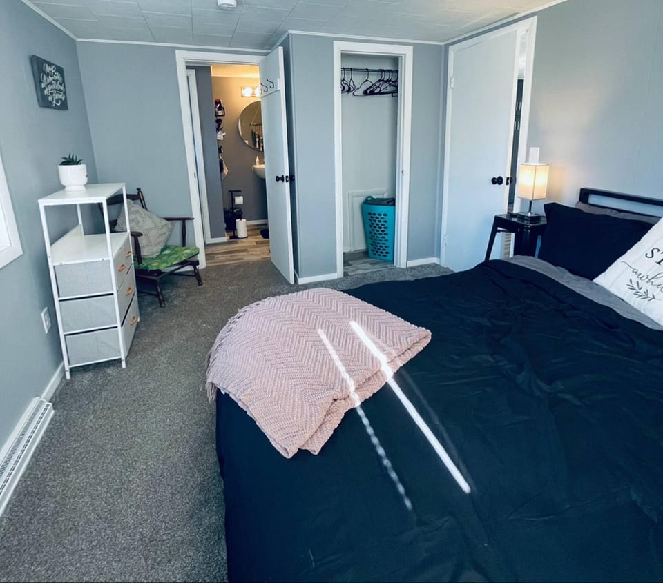 Bed, TV and multimedia, Bedroom