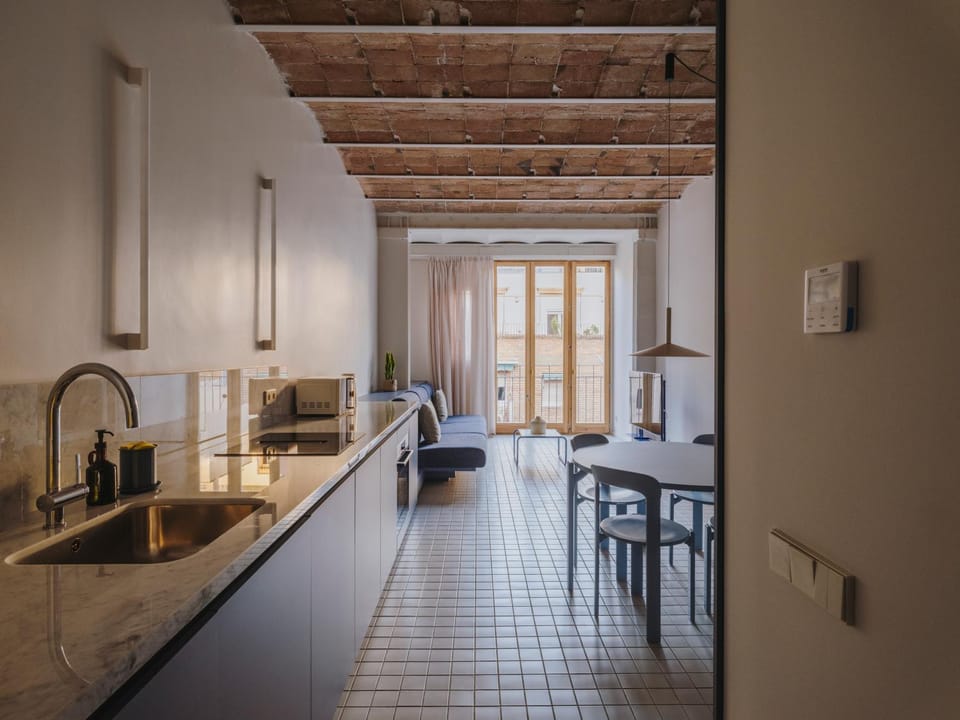 Coffee/tea facilities, Kitchen or kitchenette, Dining area, stove