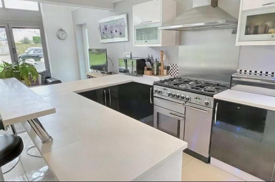 Beechwood House, Hot Tub & Games Room, New Forest House in Ringwood