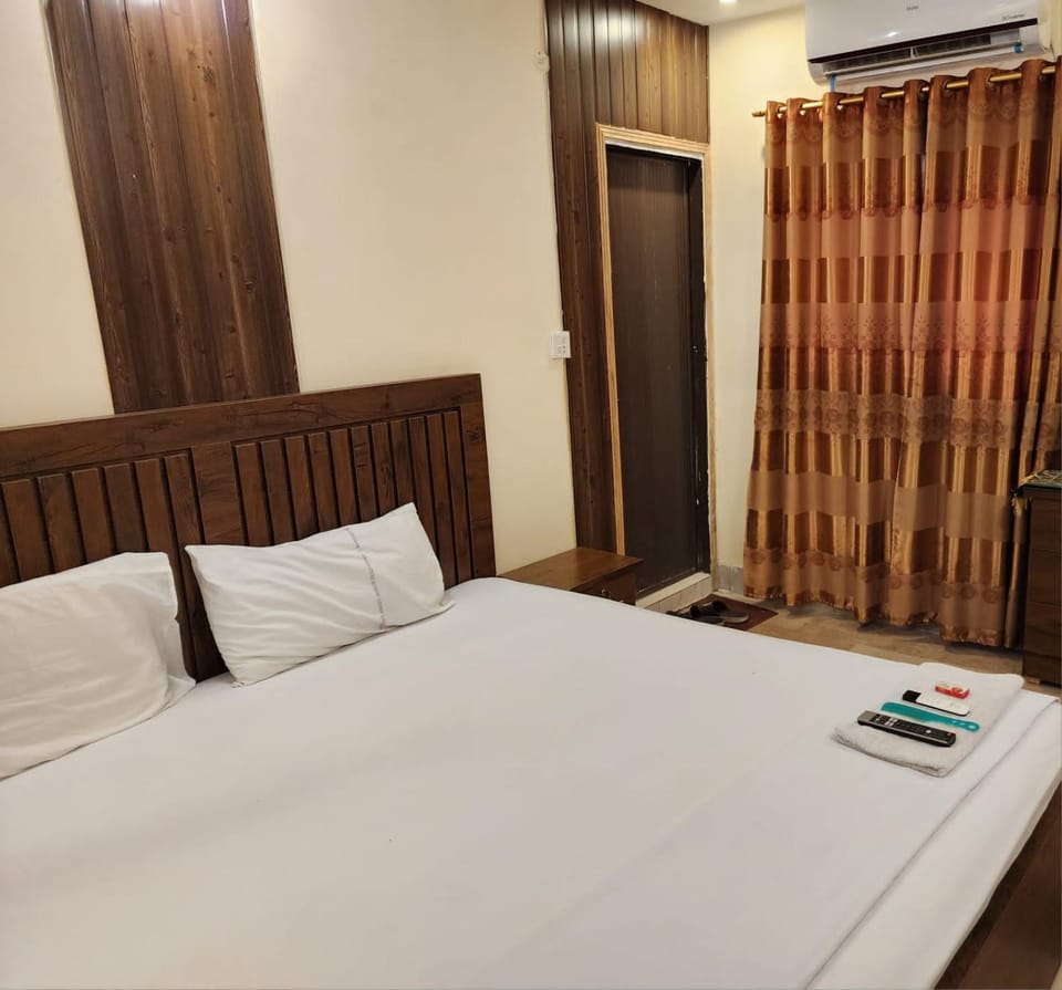 Hill View Guest House - Family Hotel at Central Location, near to Airport, Food Street and all amenities Bed and Breakfast in Karachi
