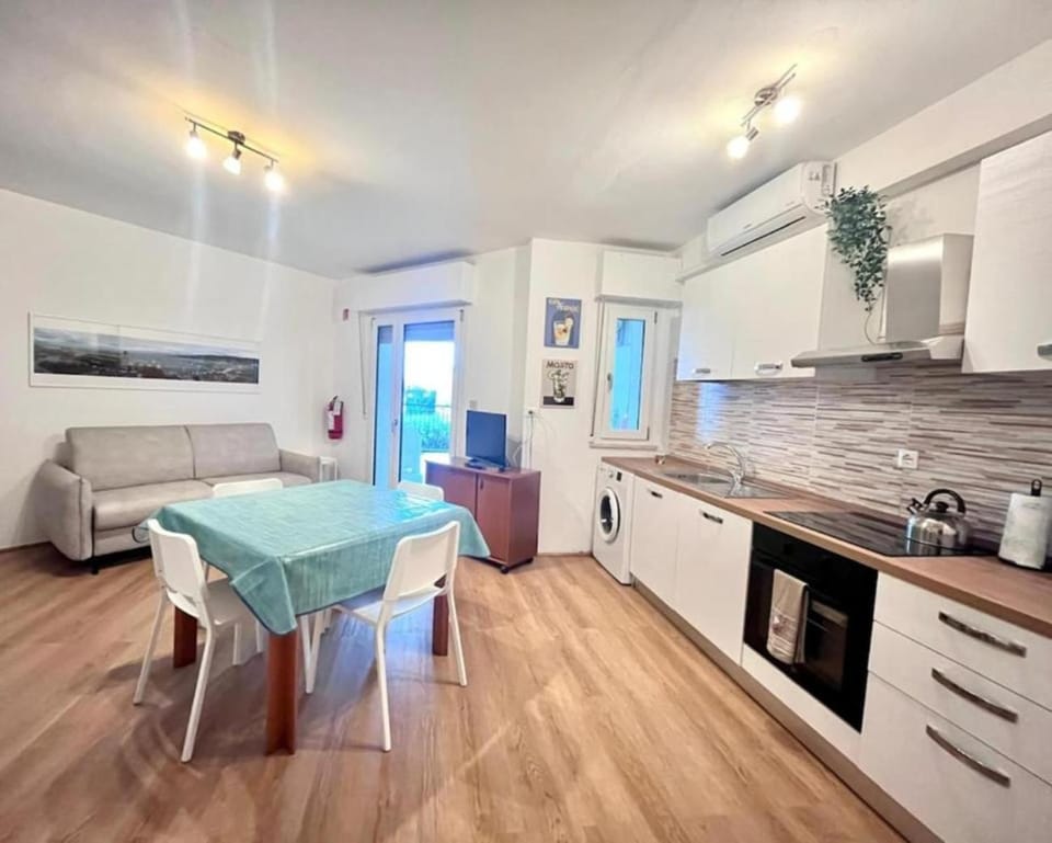 TV and multimedia, Kitchen or kitchenette, Living room, Seating area, kitchen, kitchen