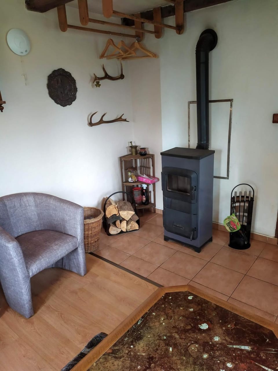 Living room, fireplace, heating
