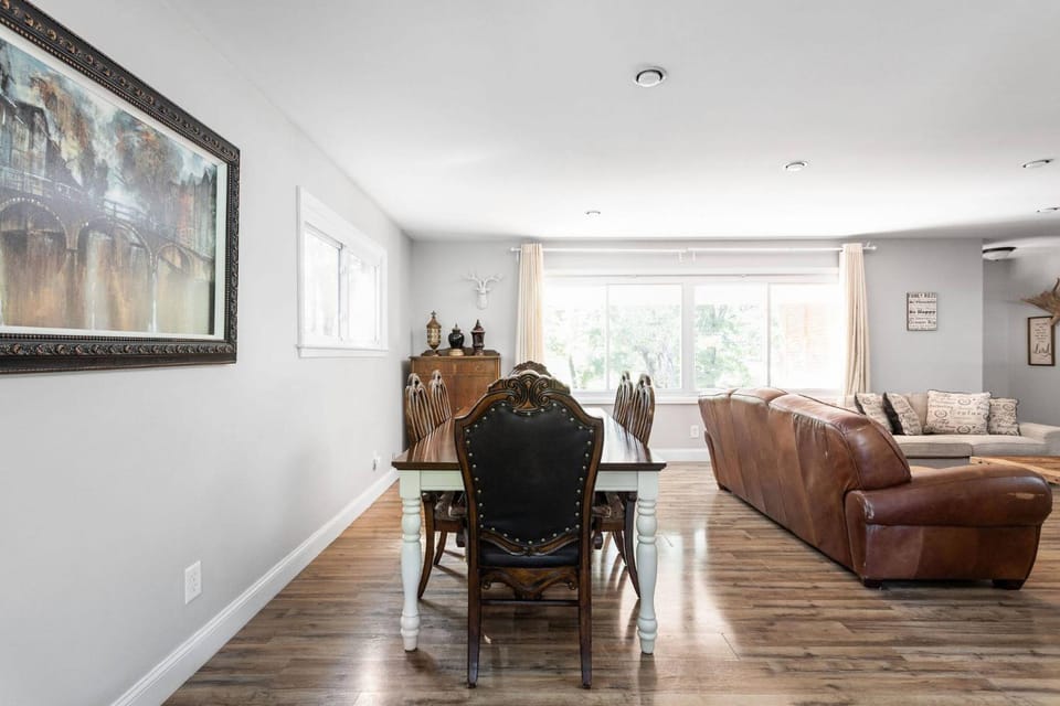 TV and multimedia, Living room, Seating area, Entertainment