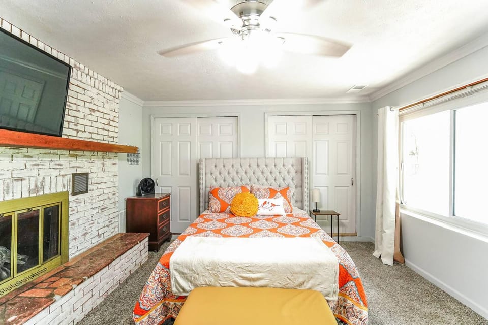 Bed, TV and multimedia, Bedroom