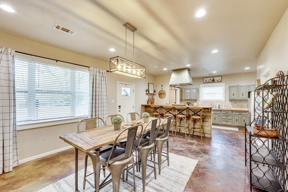 On-Site Creek & Spacious Yard: Family Gem in Royal House in Garland County