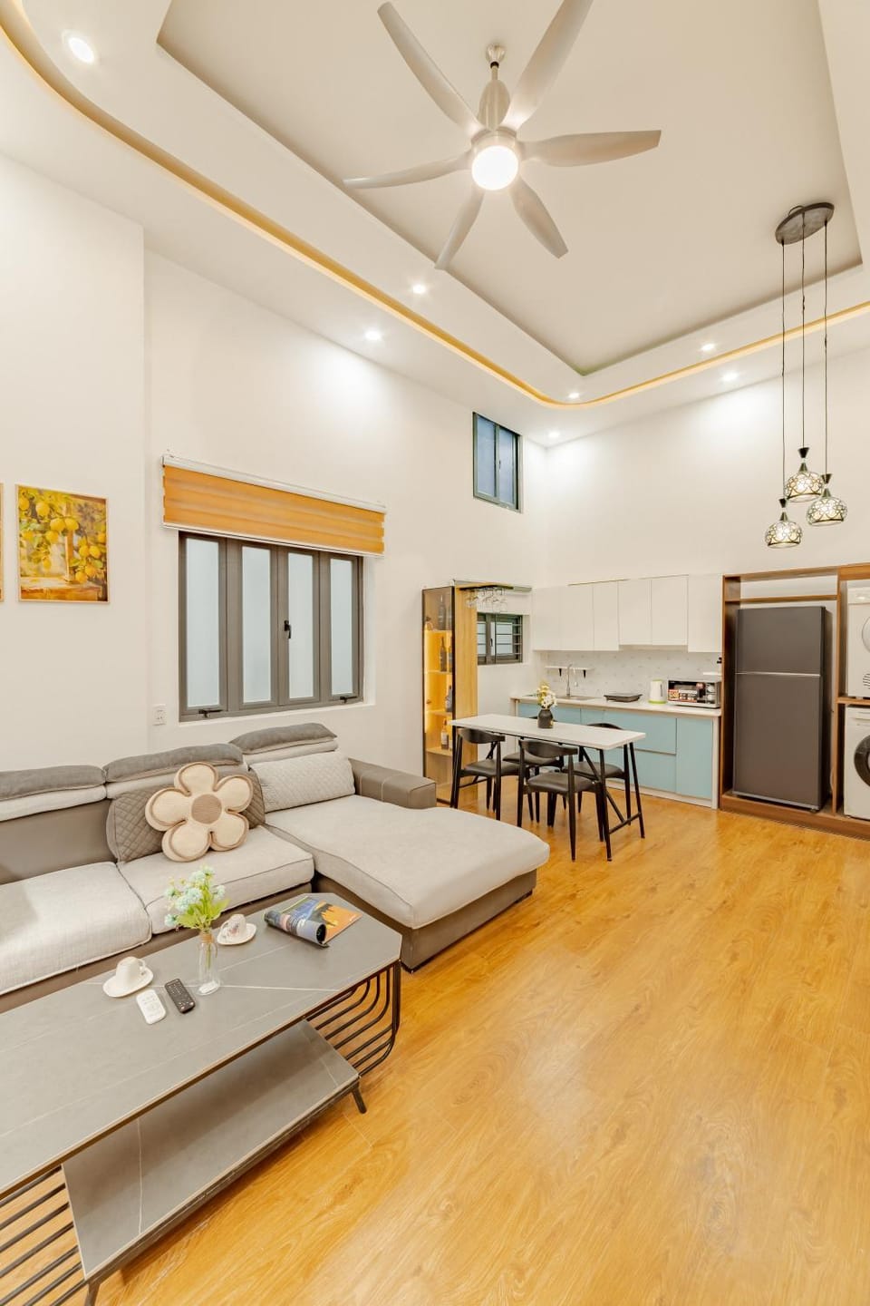Kitchen or kitchenette, Living room, Seating area, Dining area