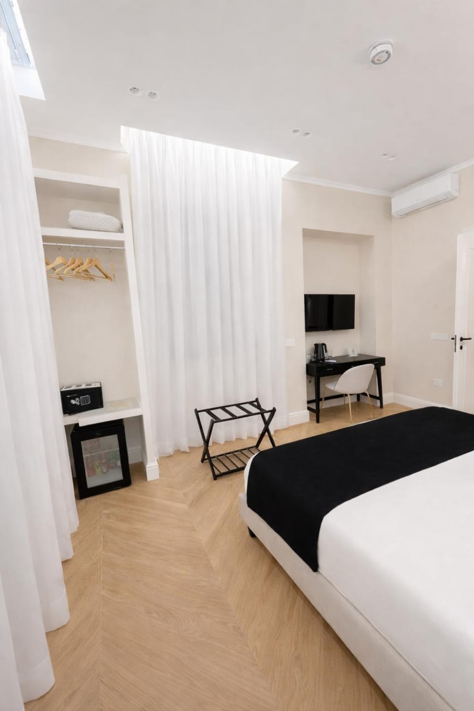 Bed, TV and multimedia, Bedroom, air conditioner