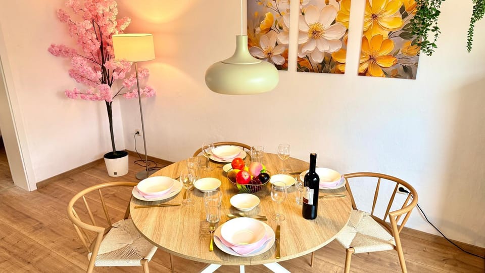 Dining area, Food