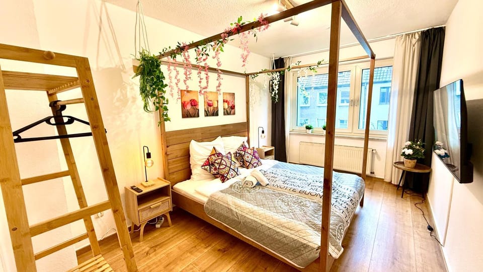 Bed, TV and multimedia, Bedroom