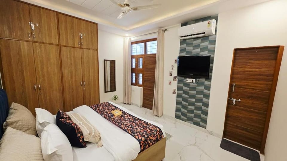 Bed, TV and multimedia, Bedroom, wardrobe