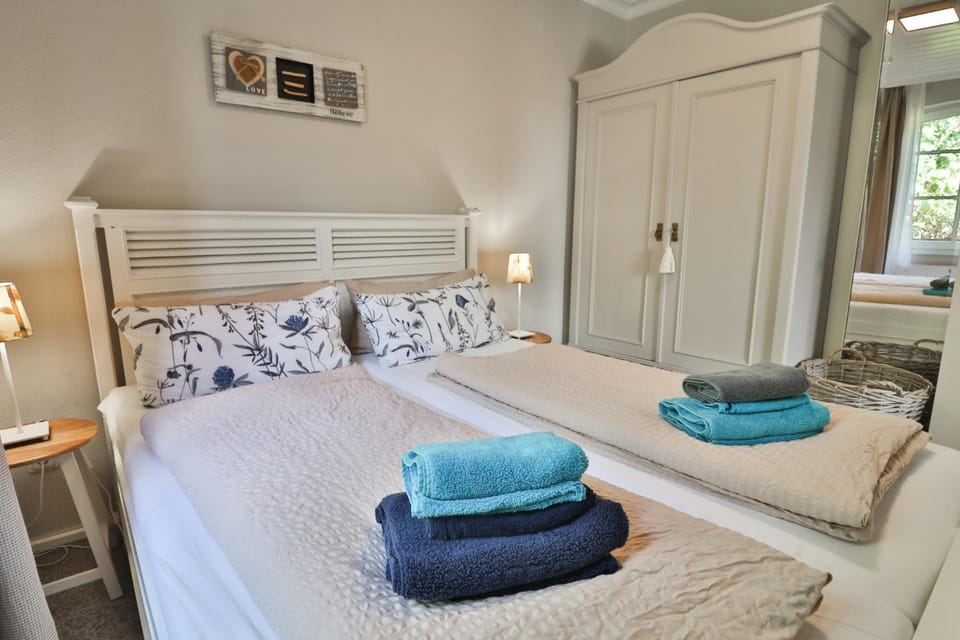 Bed, Bedroom, wardrobe