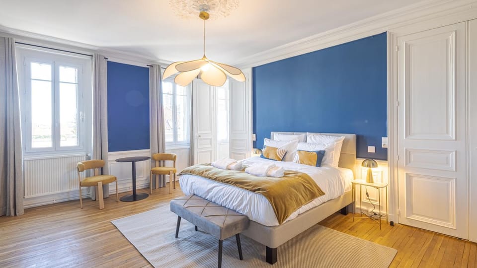 Bed, Dining area, Bedroom