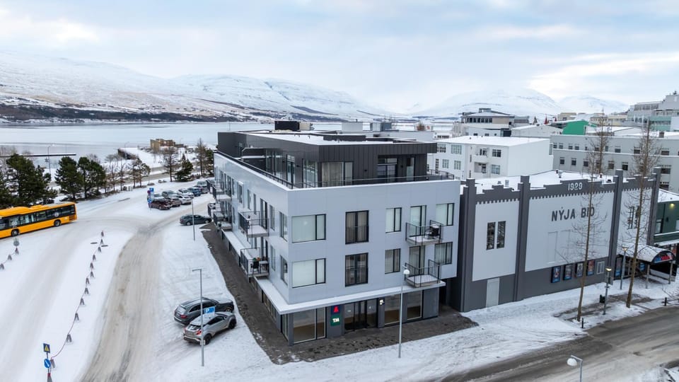 Property building, Day, Neighbourhood, Bird's eye view, Winter, City view, Mountain view, Street view, Location, Parking