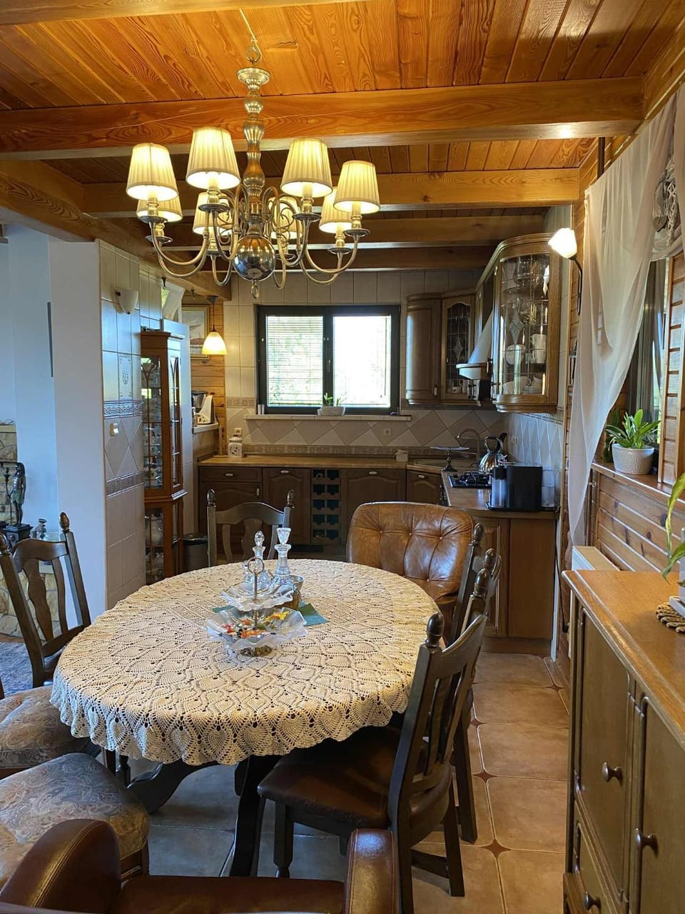 Kitchen or kitchenette, Dining area