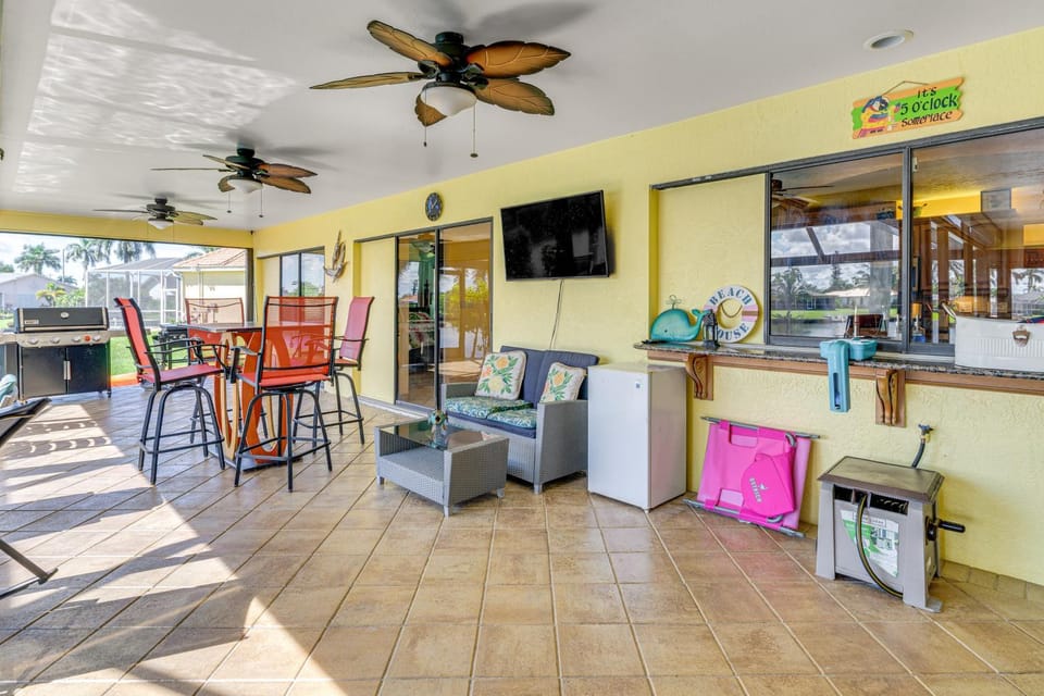 4 Mi to Cape Harbour Fun! Canal-Front Oasis House in Cape Coral