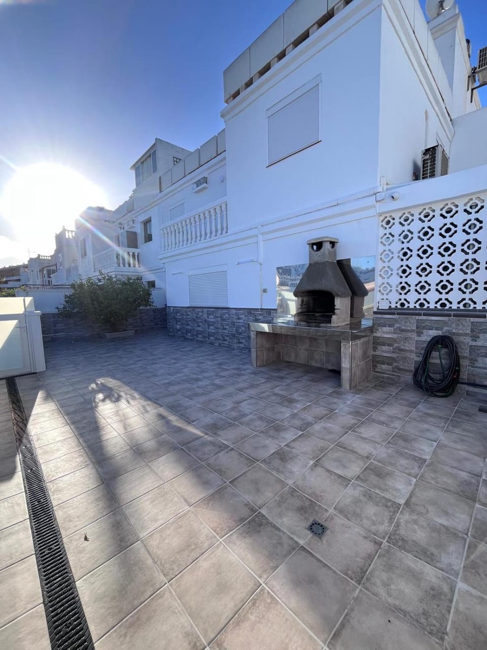 Property building, Day, Balcony/Terrace