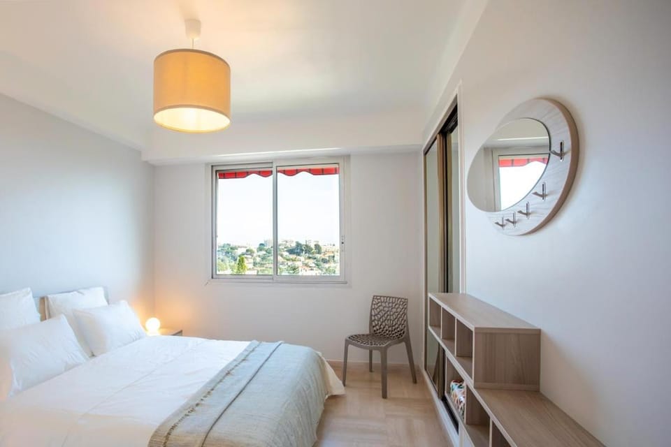 Superb top floor, sea and mountain view Apartment in Antibes