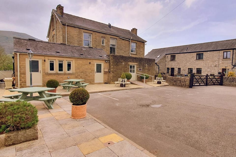 Property building, Balcony/Terrace, Parking