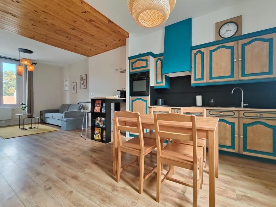 Kitchen or kitchenette, Dining area, oven