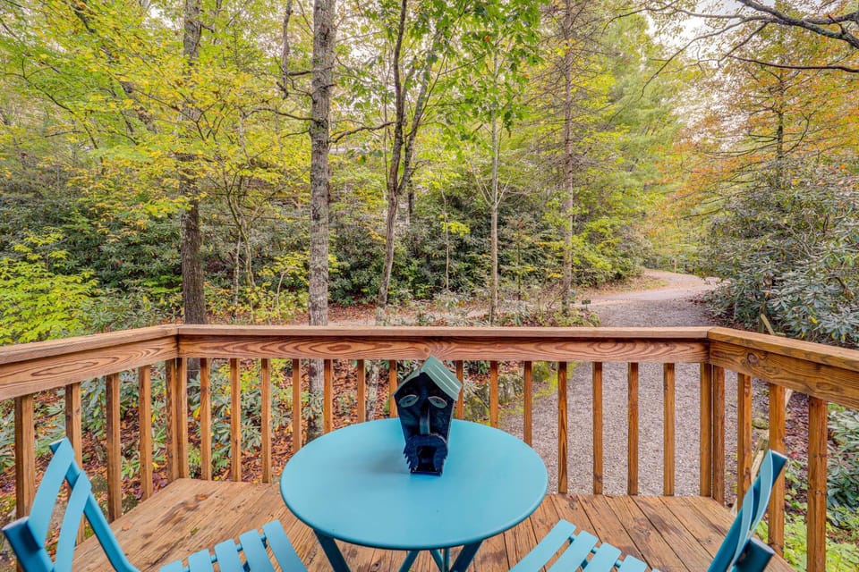 Wooded Cabin w/ 2 Decks on Golf Course in Newland! Cabin in Tennessee