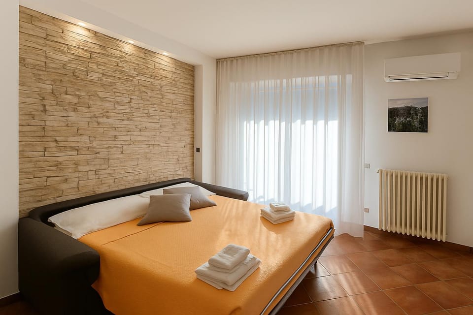 Bed, Photo of the whole room, towels, air conditioner