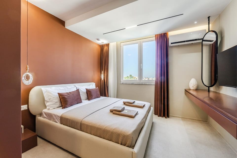Bed, TV and multimedia, Living room, Photo of the whole room, Seating area, Bedroom, towels, wardrobe